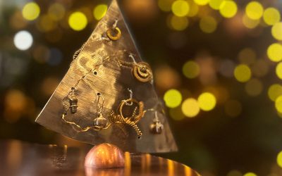 Upcycle-kerstboompjes van Tom Dubelaar te koop in museumwinkel