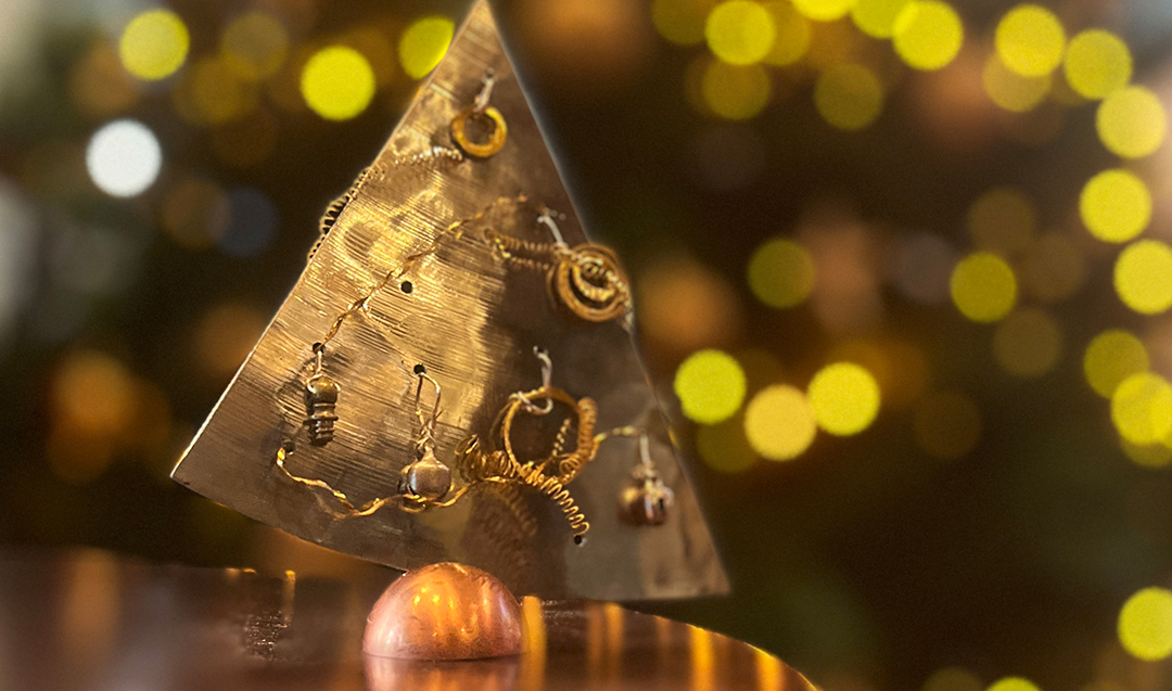 Upcycle-kerstboompjes van Tom Dubelaar te koop in museumwinkel