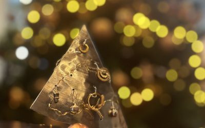 Upcycle-kerstboompjes van Tom Dubelaar te koop in museumwinkel